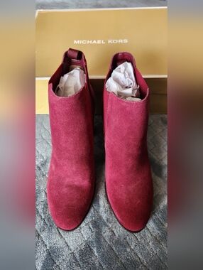 NEW. Michael Kors Burgundy Suede Ankle Booties. Size 9 Medium. NIB.